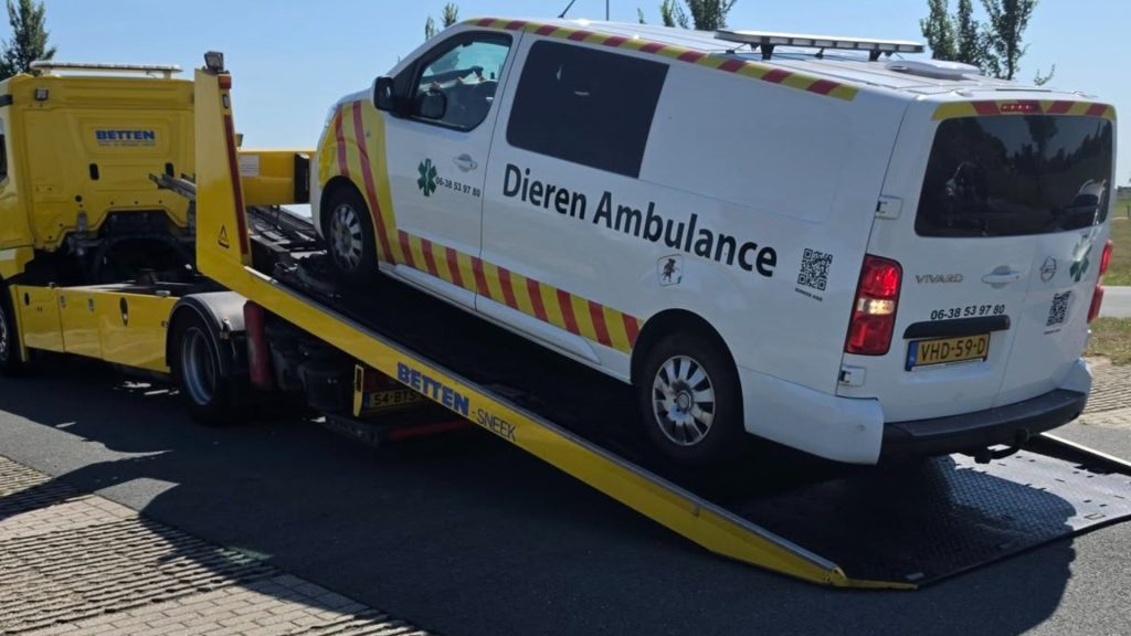 HELP ONZE AMBULANCE SNEL WEER DE WEG OP 1e7d038d162189778394